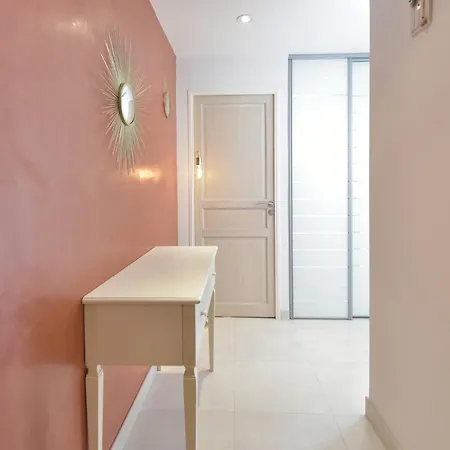 Only 5 Minutes On Foot From The Beaches! Palm Beach Ideal Family