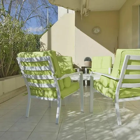 Only 5 Minutes On Foot From The Beaches! Palm Beach Ideal Family